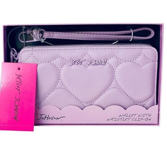 NWT Gorgeous Betsey Johnson Quilted Hearts Purple Zip All Around Wristlet Wallet - Picture 1 of 15